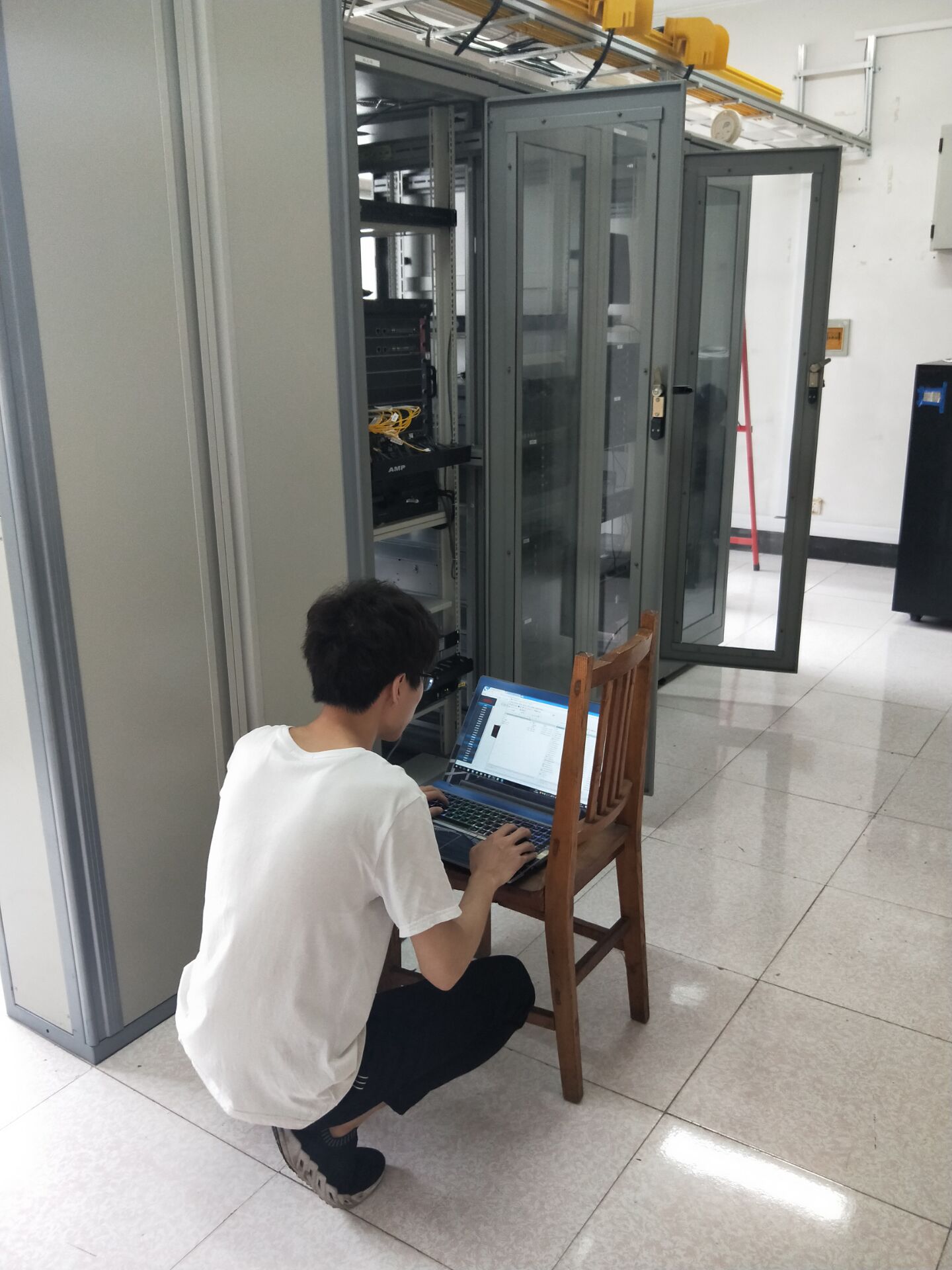 工程师在调试系统设备