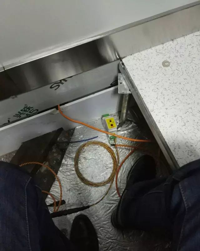 安装在地面的漏水检测器及感应线 安装在地面的漏水检测器及感应线