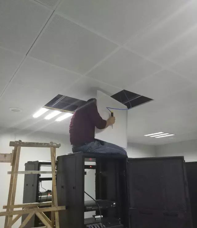 师傅正在安装传感器 师傅正在安装传感器