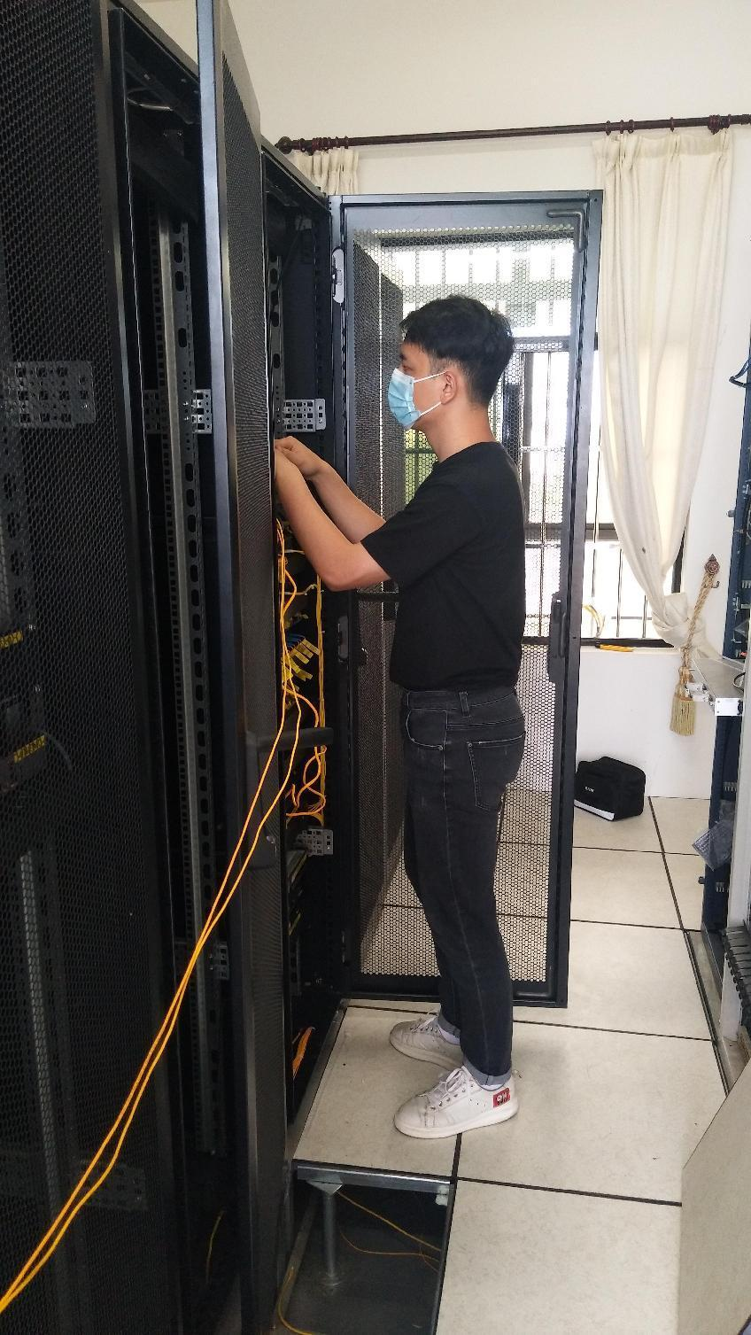 技术工程师在调试设备 技术工程师在调试设备