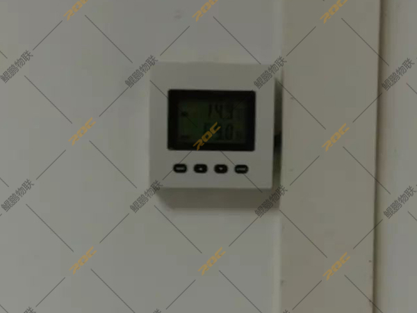 安装在墙壁的数字化温湿度传感器 安装在墙壁的数字化温湿度传感器