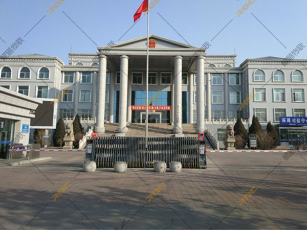 到达法院大门前