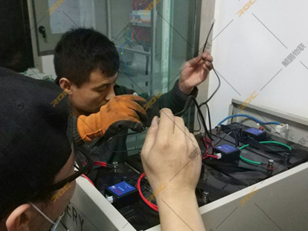 正在安装蓄电池内阻监测器